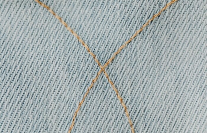 Detail close-up jahitan baju yang rapi dan presisi dengan standar kualitas butik dari Nonomi Studio.