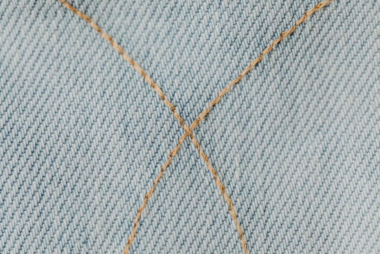 Detail close-up jahitan baju yang rapi dan presisi dengan standar kualitas butik dari Nonomi Studio.