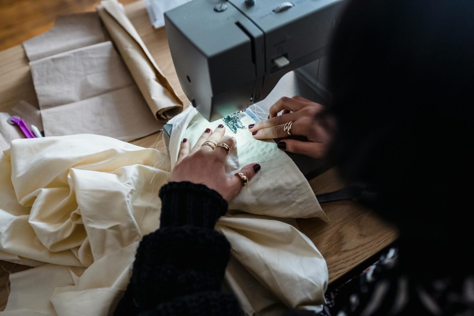 Penjahit konveksi sedang melakukan pengecekan kualitas detail jahitan kerah pada kemeja pria premium.